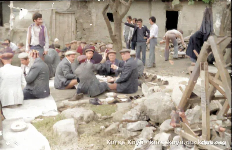 1978 cami karşısındaki hayri amcanın eski evi süreyya ile yükselin sünnet düğünü bahçede yemek